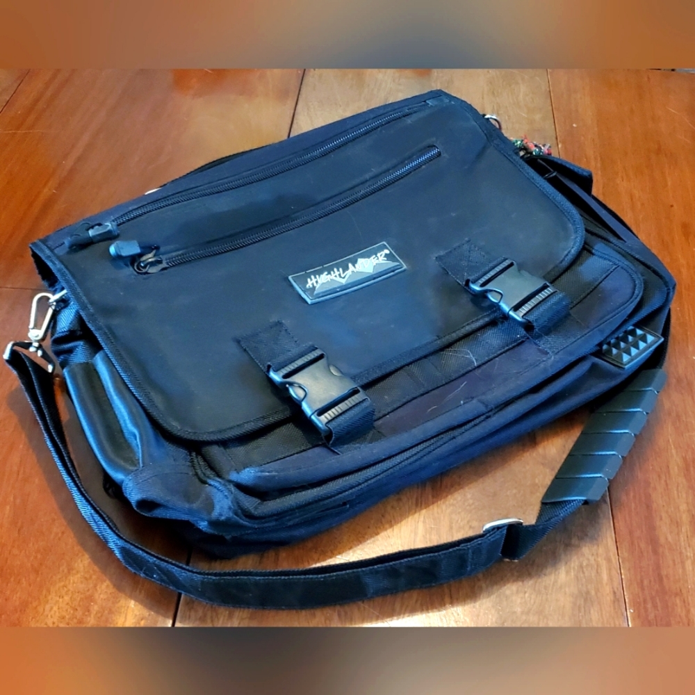 Highlander Laptop Case, Multiple Pockets